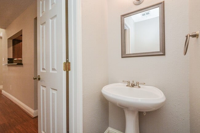 Building Photo - 13859 Hollowgreen Dr