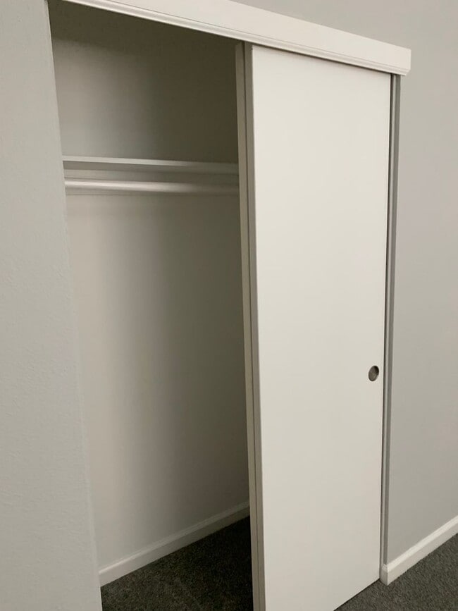 Building Photo - 2 bedroom 1.5 bath condo !