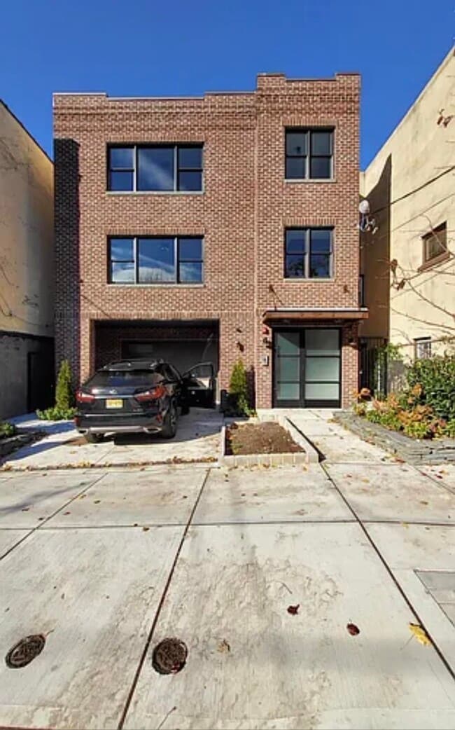 Building Photo - 6041 Highland Pl