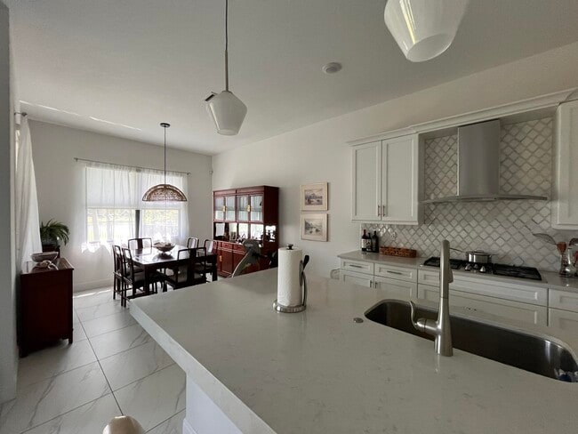 Building Photo - 5663 St Armands Way