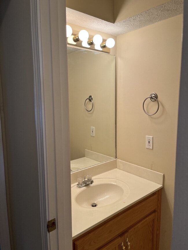 Building Photo - "Charming 2-Bedroom Townhouse with 2.5 Baths in Murfreesboro – Spacious 1,290 Sq Ft Living!"