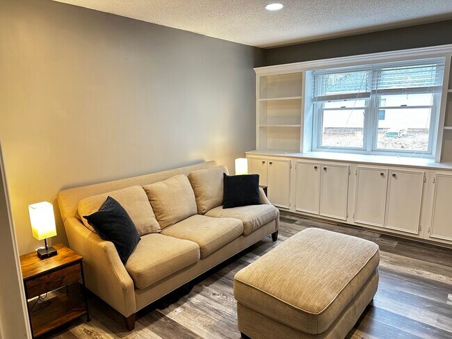 Building Photo - 440 Lobelia Dr