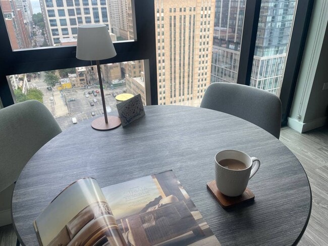 Building Photo - 833 N Clark St