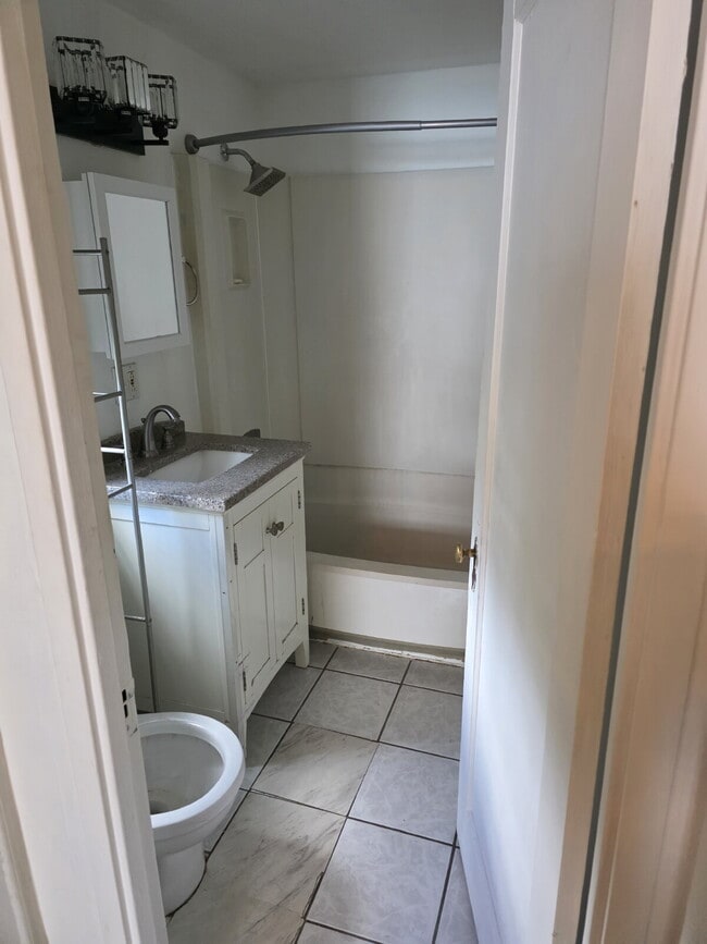 Building Photo - 549 Thompson Ave