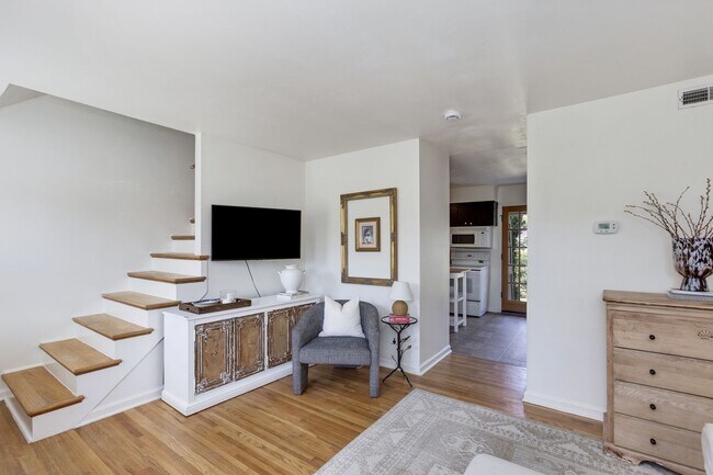 Building Photo - Bright East Nashville Townhome!