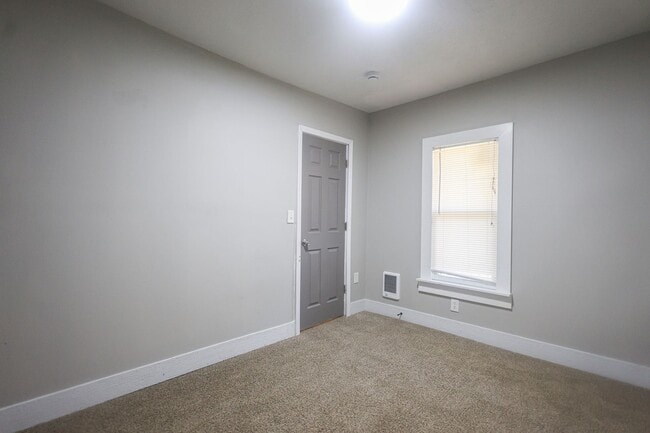 Building Photo - 216 E 33rd St