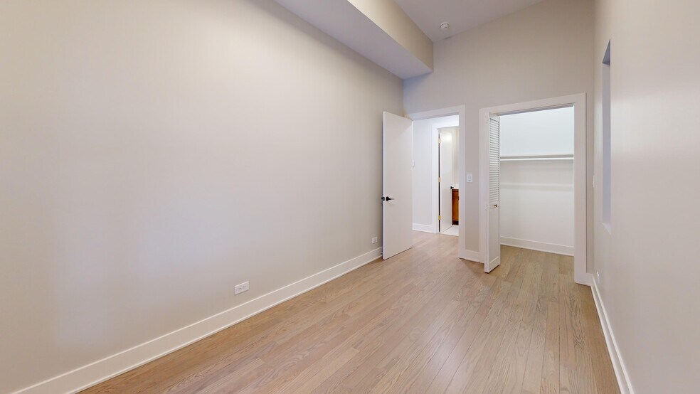 Building Photo - 2119 N Clark St