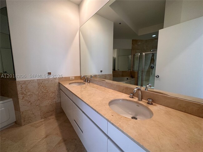 Building Photo - 808 Brickell Key Dr