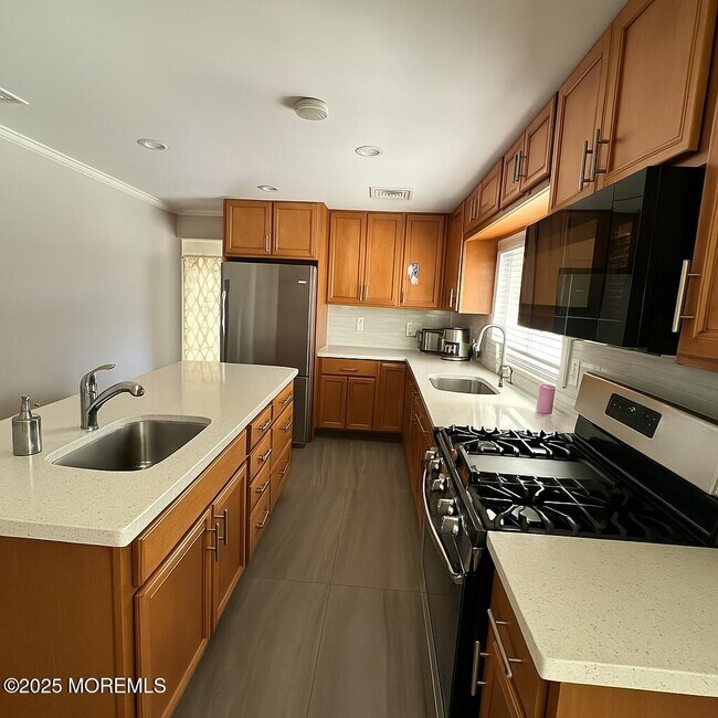 Building Photo - 330 Highland Ave
