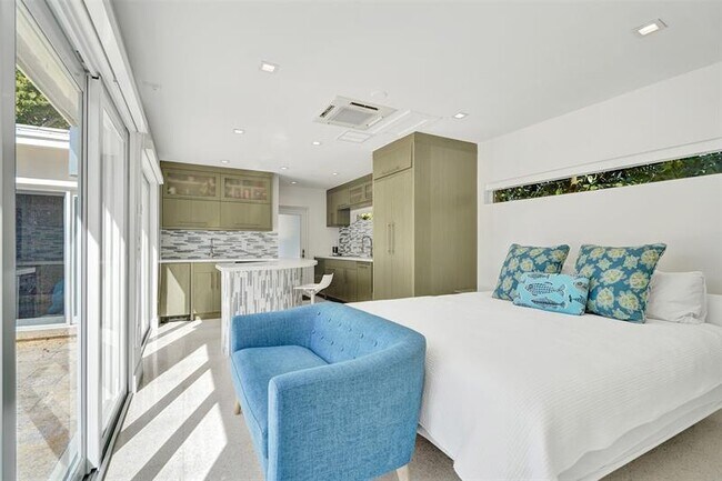 Building Photo - 2514 Yacht Club Blvd