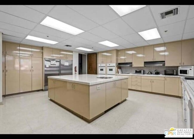 Building Photo - 15300 Palm Dr