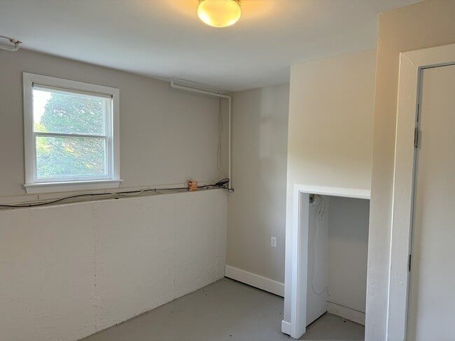 Building Photo - 587R Boston Rd