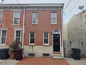 Building Photo - 827 Windsor St