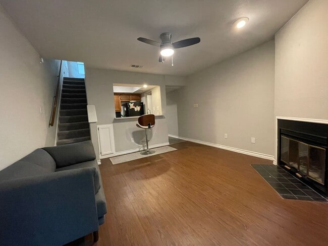 Building Photo - Two Story 1bd/1ba Condo Available Now in T...