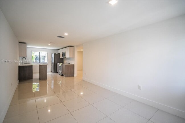 Building Photo - 1985 Bay Dr