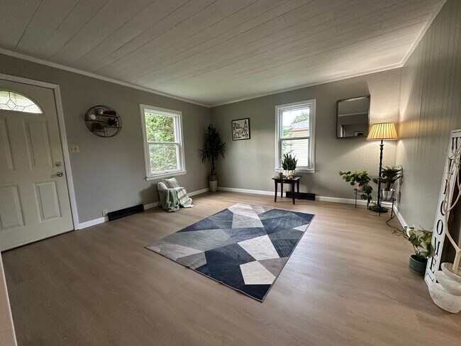 Building Photo - Renovated 2 bed, 1 bath home for rent in W...