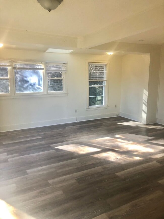 Building Photo - Updated Seymour Unit for Rent