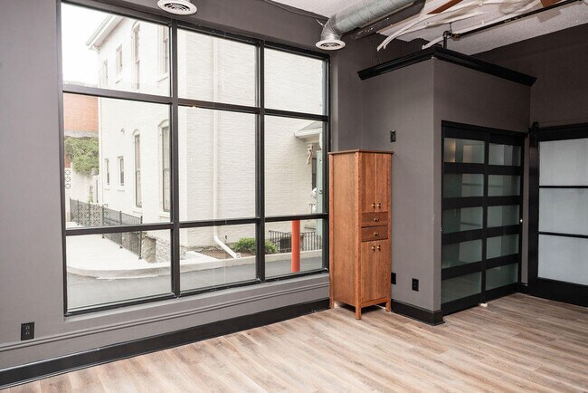 Building Photo - 275 S Limestone