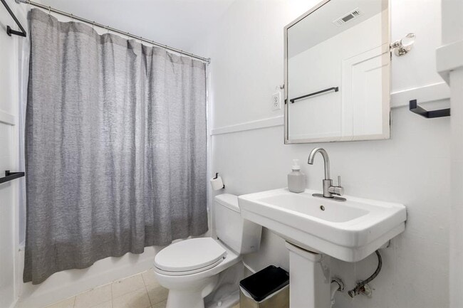 Building Photo - 305 Lockhart Dr