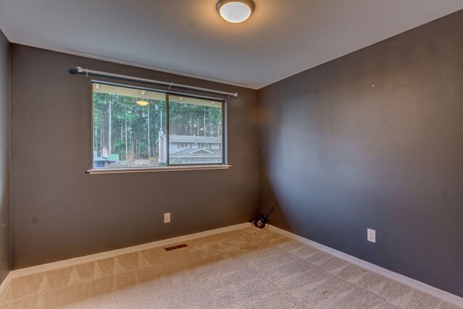 Building Photo - Spacious 4-Bedroom Home with Modern Upgrad...
