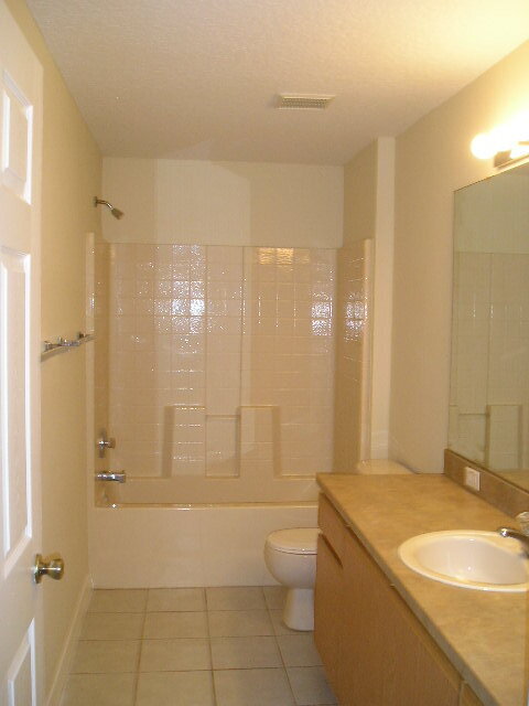 Building Photo - CENTRALLY LOCATED!