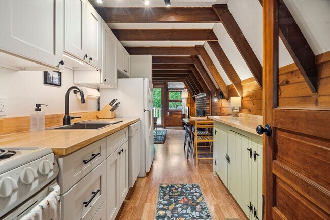 Building Photo - 51 Lake Pines Cir