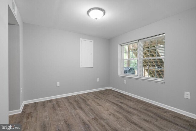 Building Photo - 8527 Silverview Dr