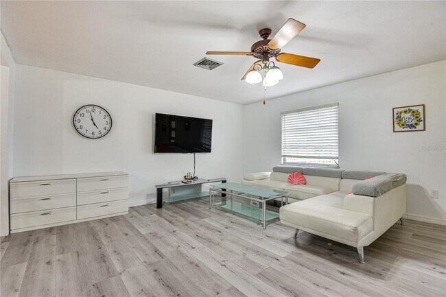 Building Photo - 4831 Greenleaf Rd