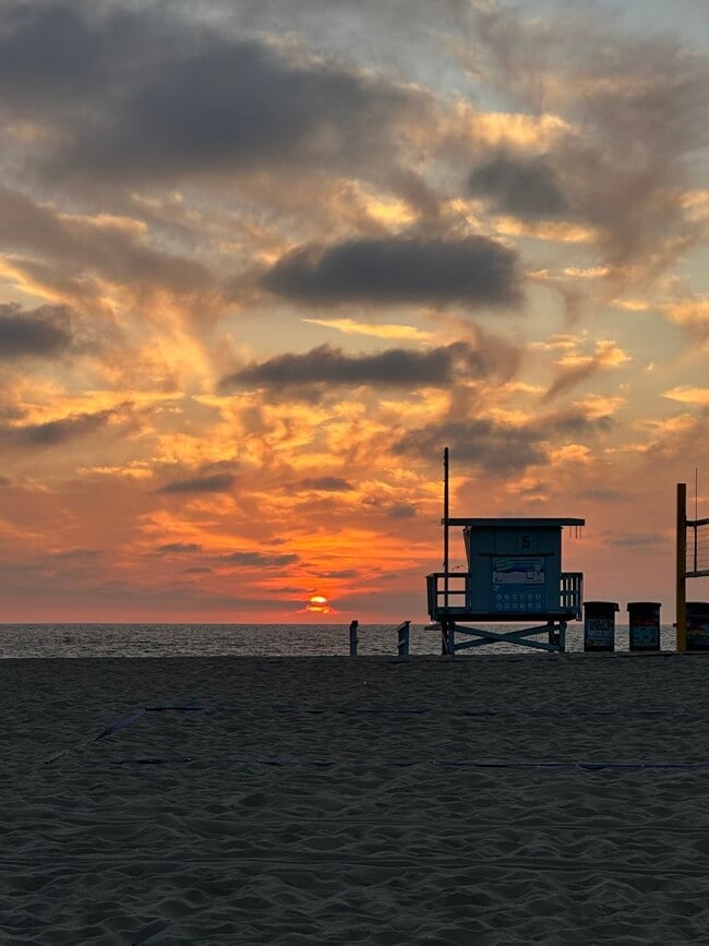 Building Photo - 006th St. Sharp