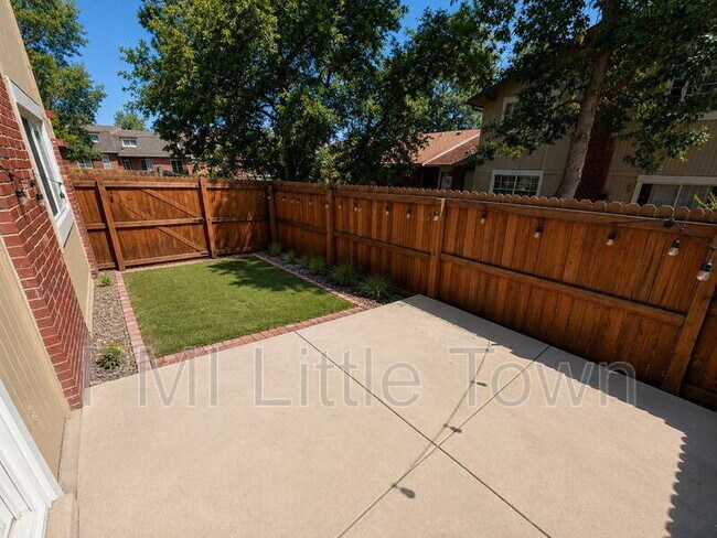 Building Photo - 7482 W Roxbury Pl
