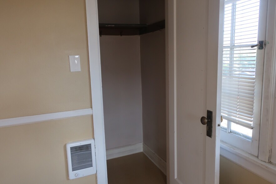 Building Photo - 527 Yakima St