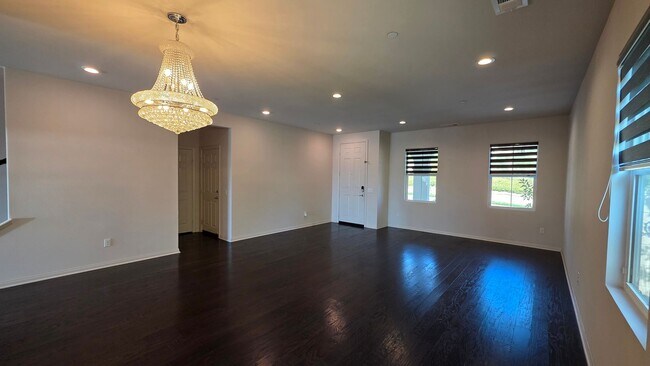 Building Photo - MOVE-IN READY 5+4 in Simi w/mountain views...