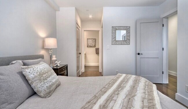 Building Photo - 15 W Bellflower St