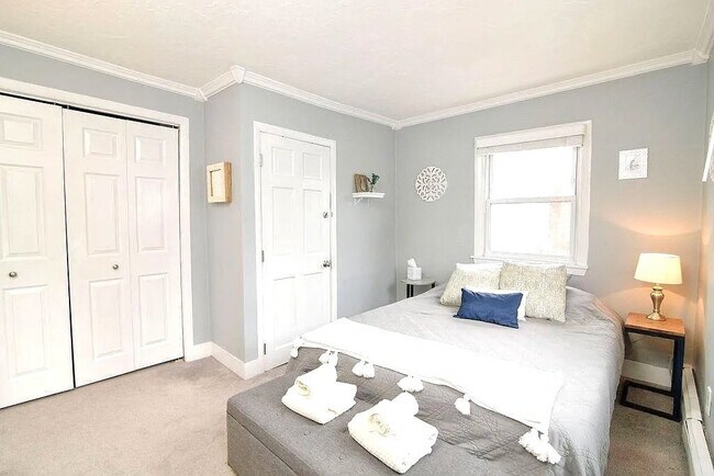 Building Photo - 206 Bunker Hill St