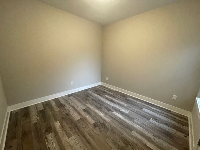 Building Photo - 16251/53 Ike Ct