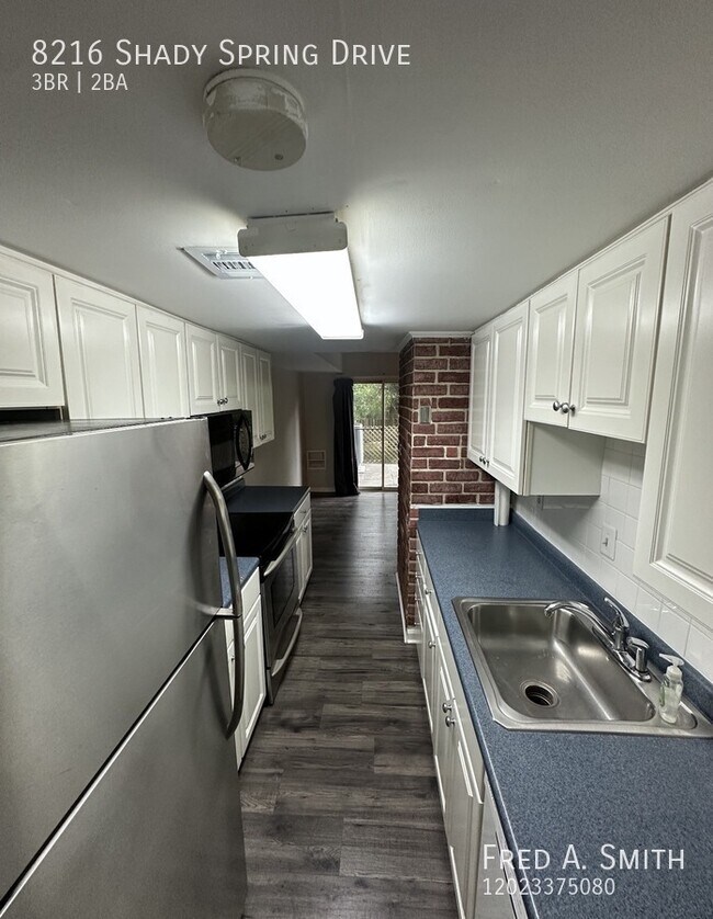 Building Photo - 8216 Shady Spring Dr