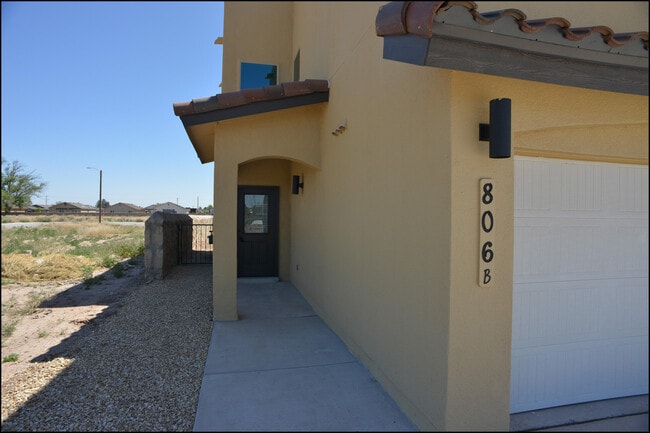 Building Photo - 806 TS Daniel Cadena Dr