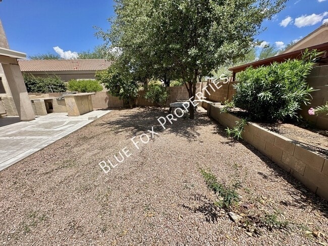 Building Photo - 250 E Calle Puente Azul