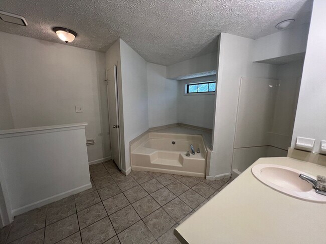 Building Photo - THE PERFECT 3 BEDROOM 2 BATHROOMS RANCH HOME FOR YOUR FAMILY!