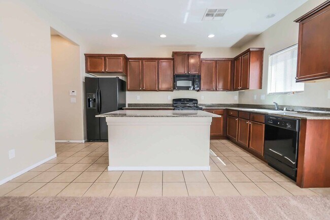 Building Photo - Charming 4 Bedroom Home in Gated Community with Community Pool & Courtyard Entry!