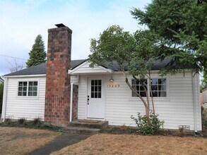 Building Photo - Charming Remodeled 2 Bedroom Shoreline Home