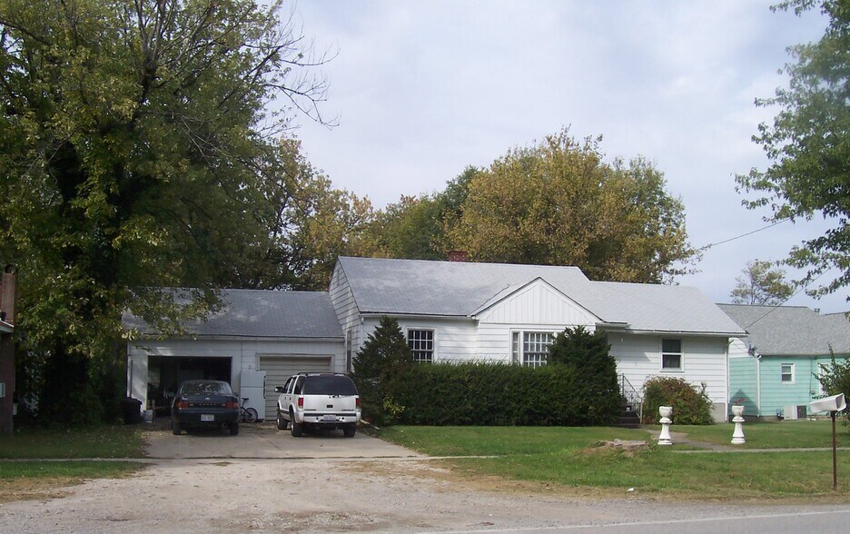 Building Photo - 252 E North Ave