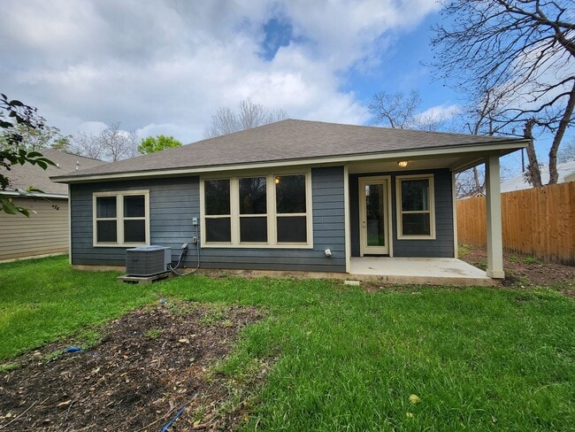 Building Photo - LOCATION! Walk to Torrey Park / Close to NB Downtown & Gruene / No Carpet / NBISD