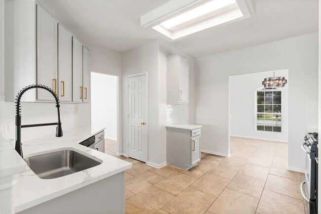 Building Photo - 2437 Aspen Dale Dr