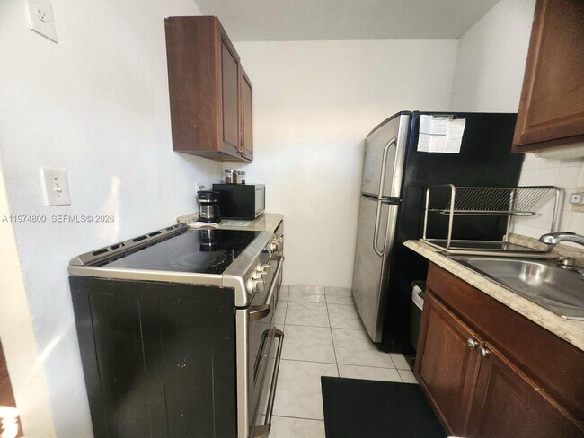 Building Photo - 11220 NE 11th Pl