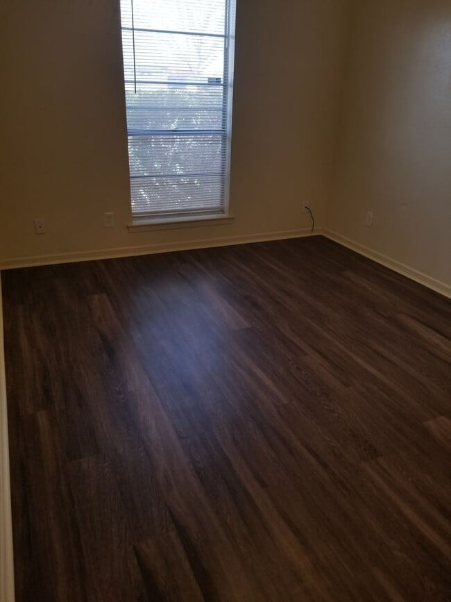 Building Photo - 1710 Kangaroo Ave