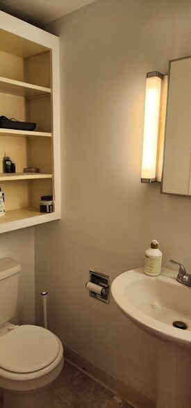 Building Photo - 631 Lafayette Dr NE