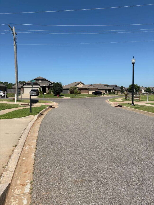 Building Photo - Charming 3-Bedroom Home in Norman - Availa...