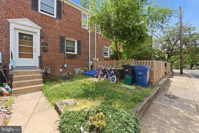 Building Photo - 2953 Sycamore St