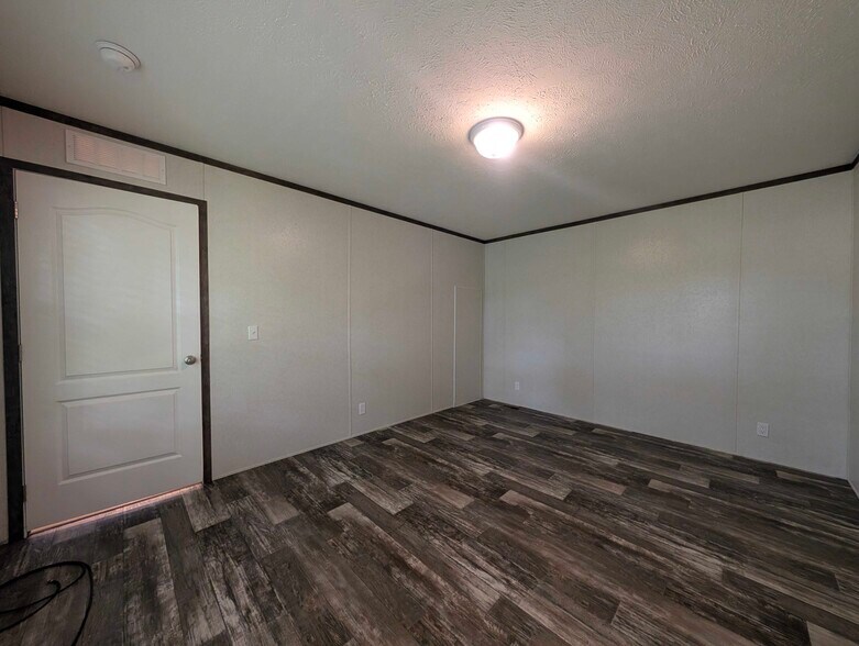 Building Photo - 38055 Leverette Ave